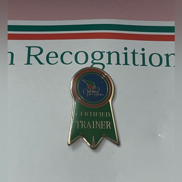 🌺Christmas Tree Shops Certified Trainer Pin - Picture 4 of 5